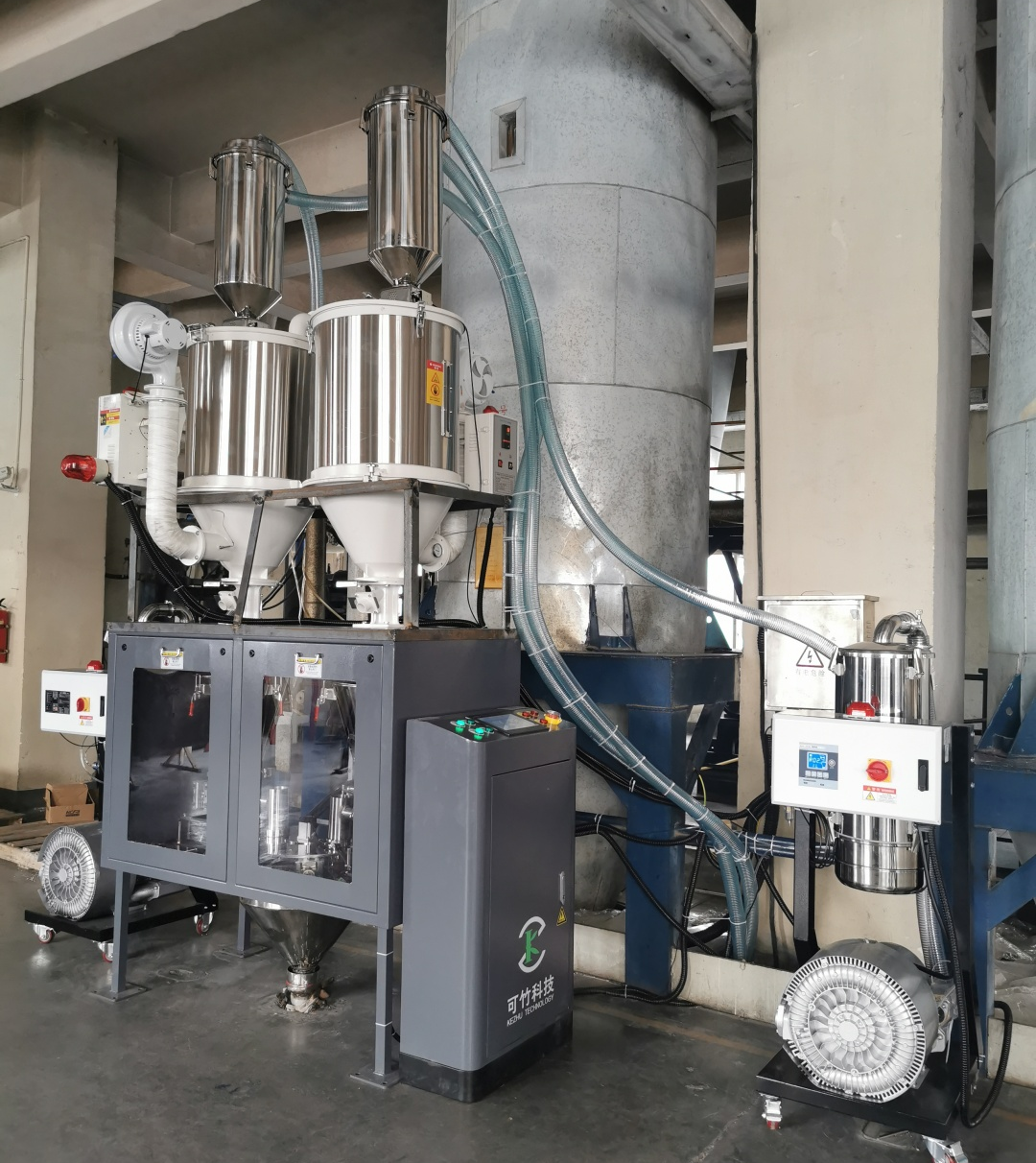 雙計量母粒機安裝現(xiàn)場 色母粒喂料機