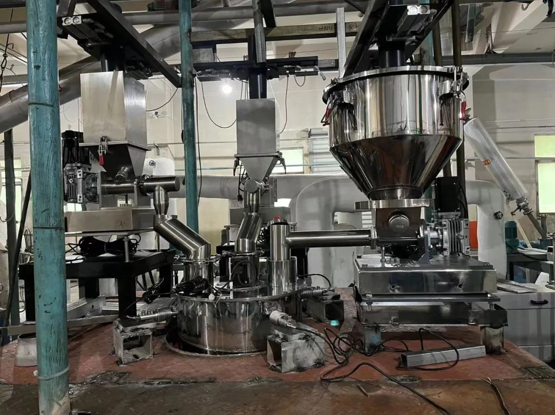 母粒機安裝現(xiàn)場 色母粒喂料機